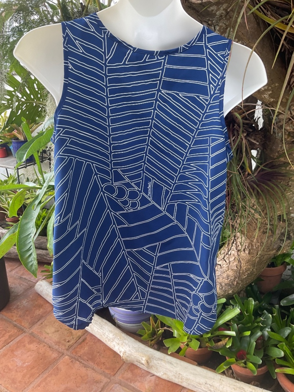 Manuheali’i Blue & White Top Like New Size L - Picture 5 of 6